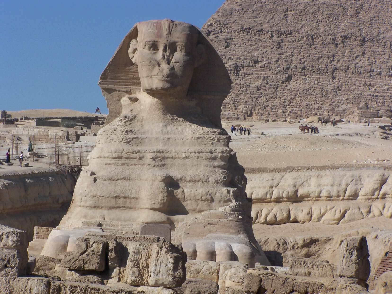 Le Sphinx fut entirement taill dans une masse de roche qui se trouvait l.